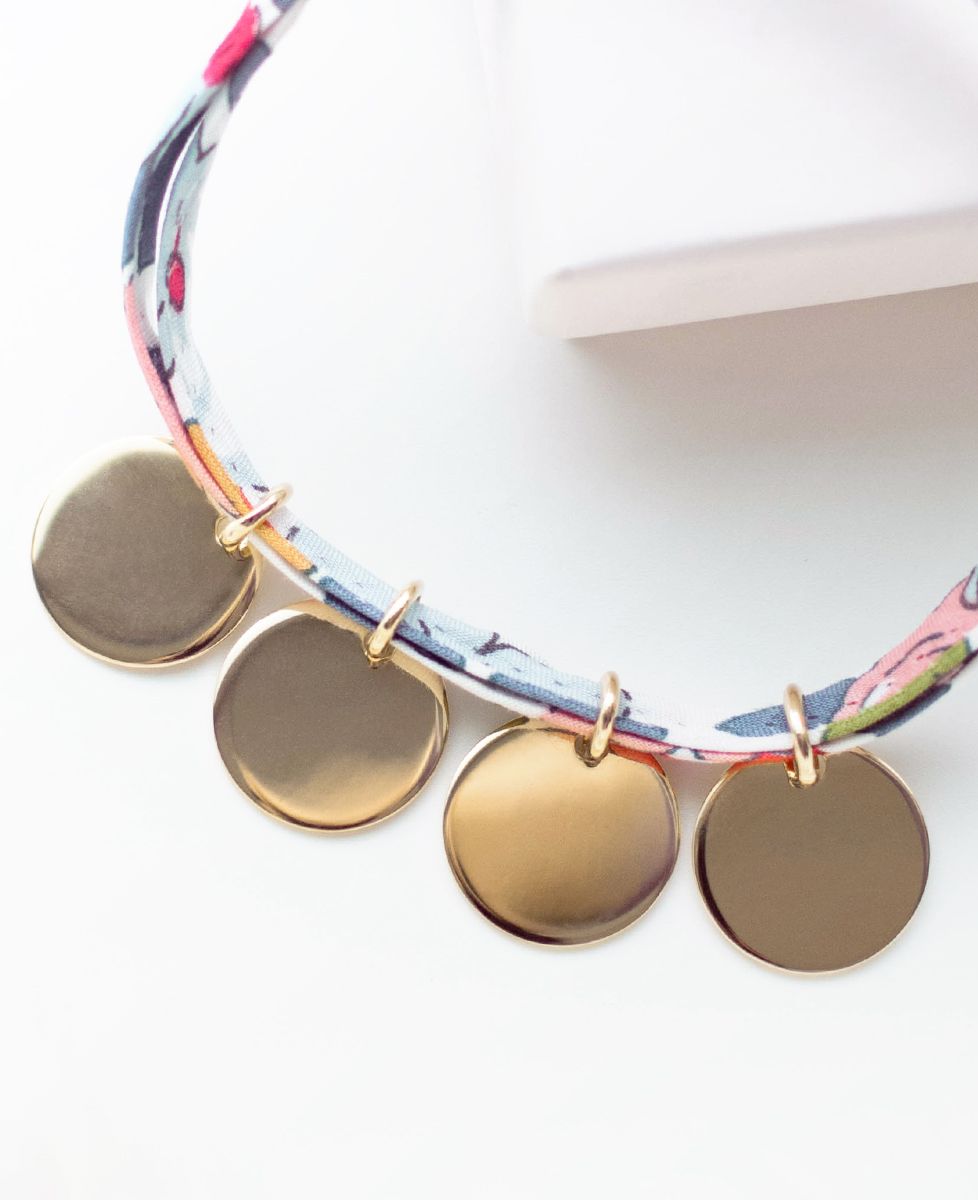 Armband Liberty Vier gravierte, vergoldete Kinder (Blau)