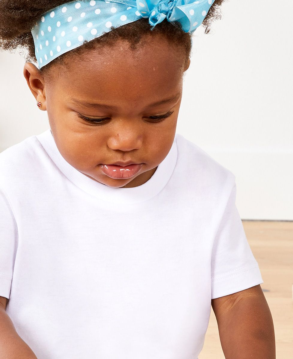 Maglietta ricamata personalizzata con messaggio per il bambino