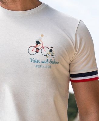 Recyceltes Herren-T-Shirt Filgood Eltern und Kind auf Fahrrad individualisiert