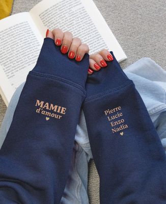 Mamie d'amour et prénom des enfants brodés sur les manches