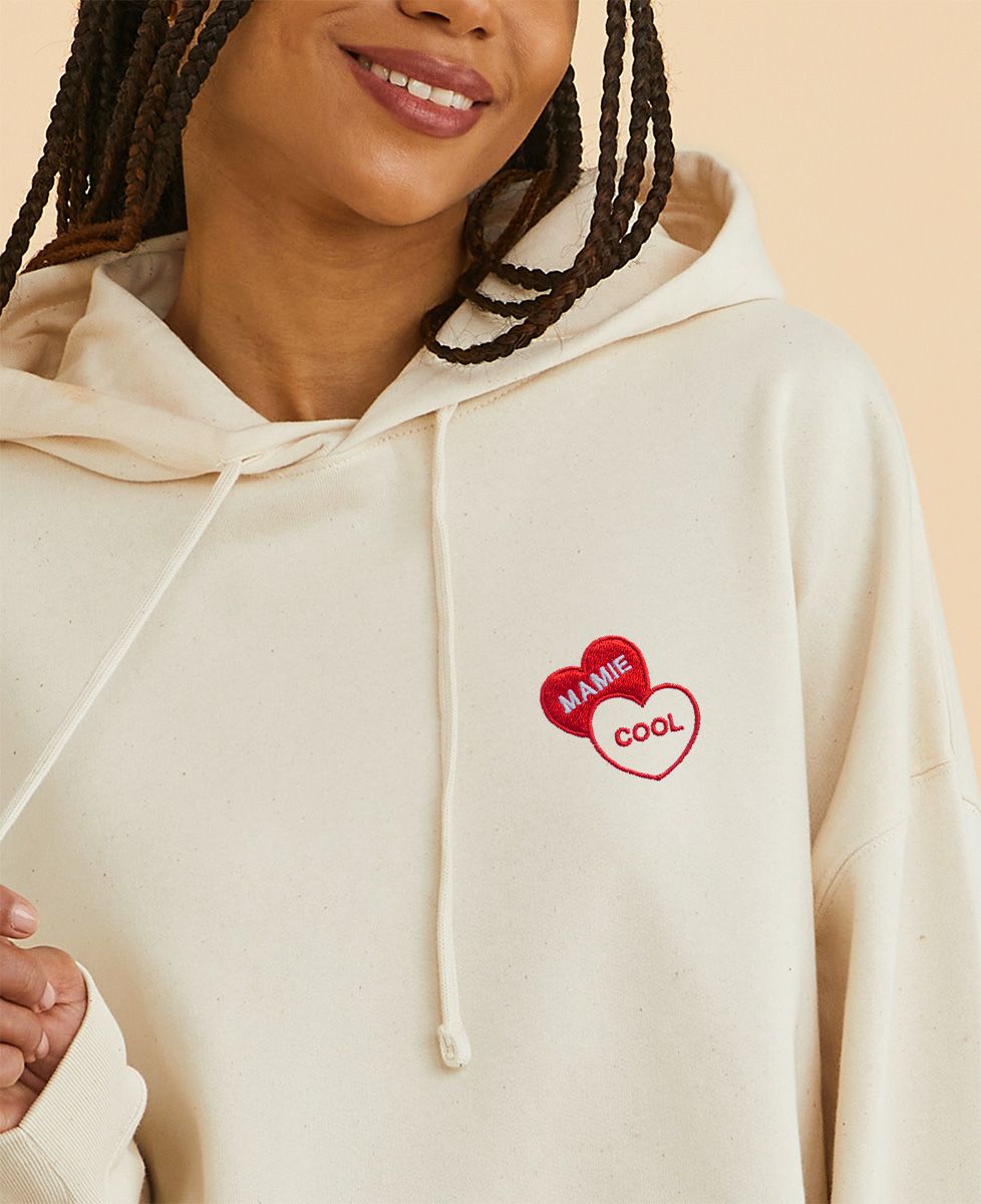 Hoodie femme Mamie cool dans deux coeurs brodés