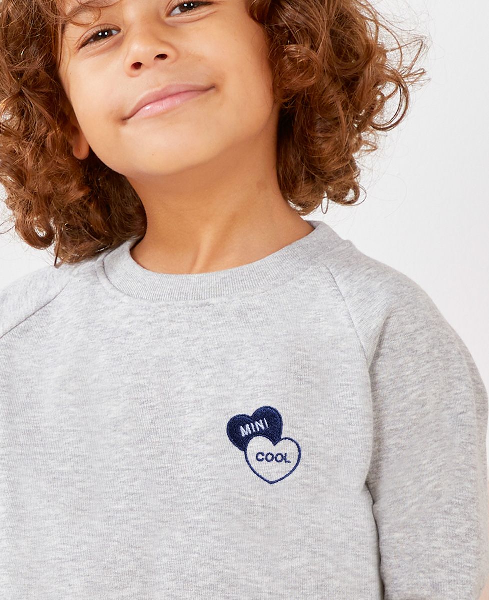 Sweatshirt enfant Mini cool dans deux coeurs brodés