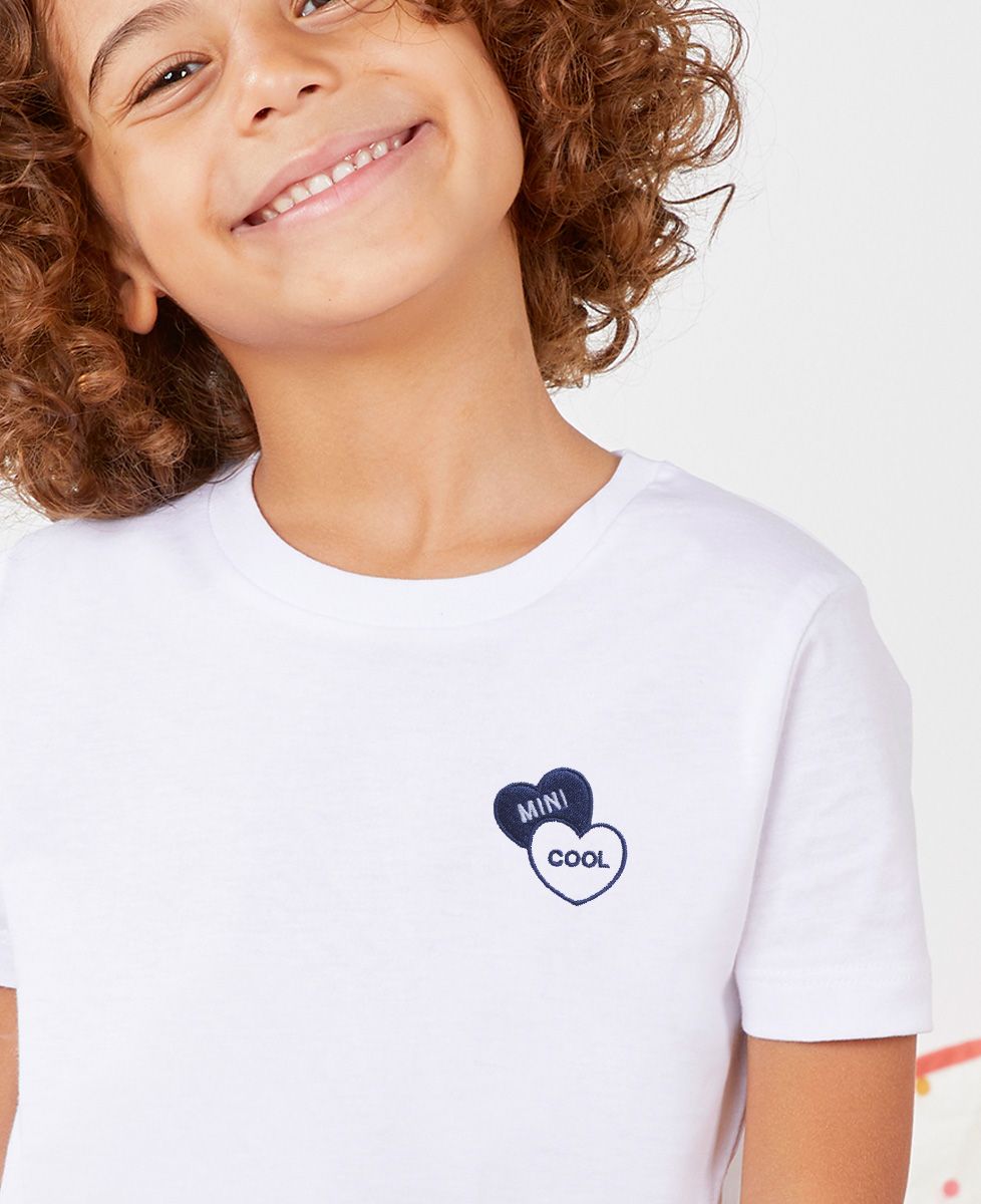 T-shirt enfant Mini cool dans deux coeurs brodés