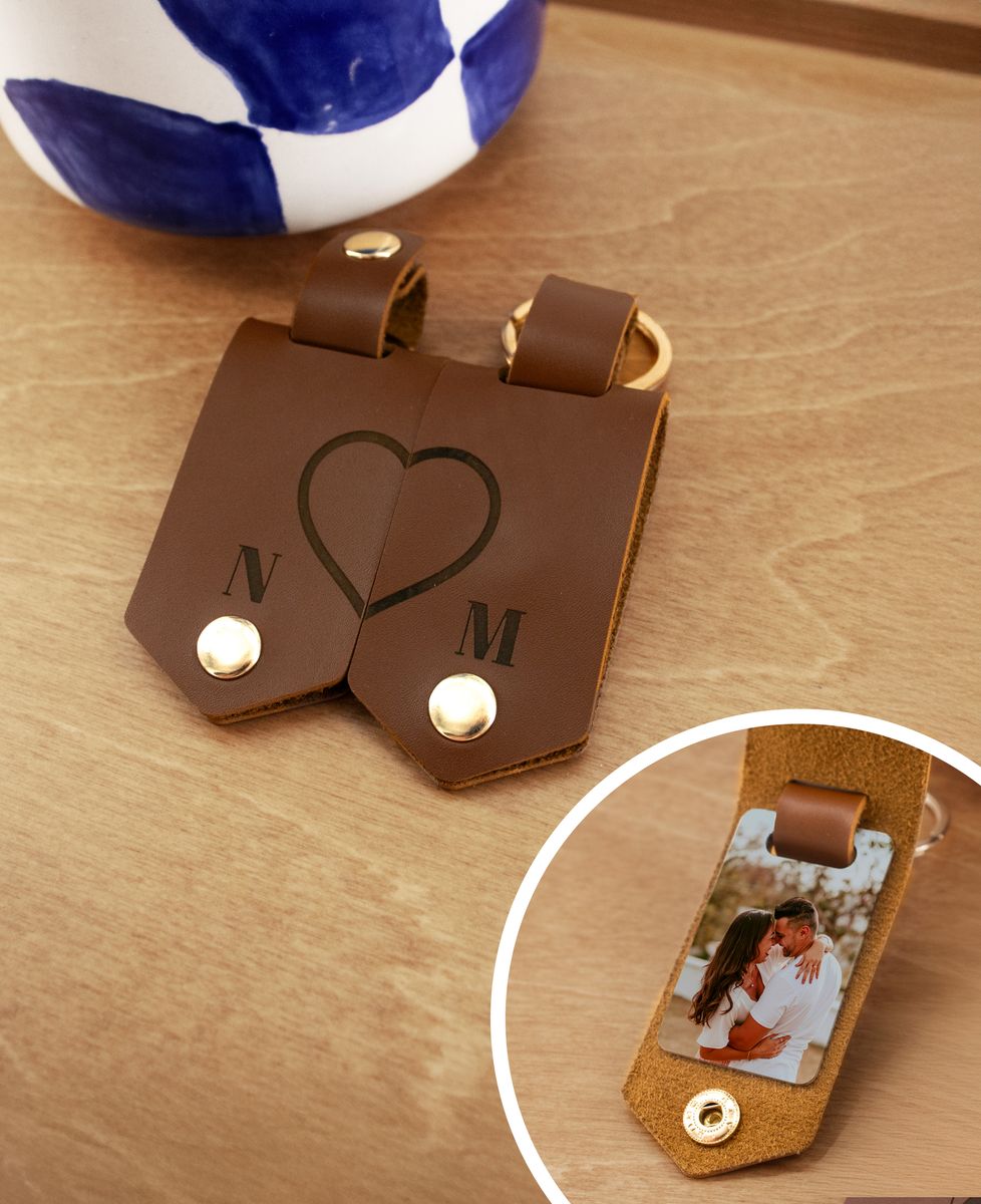 Doos Twee halfhart sleutelhangers met gepersonaliseerde initialen en foto's - Geschenken voor koppels