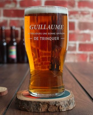 Verre à bière Prénom a toujours une bonne raison de trinquer - Apéro, Mariage
