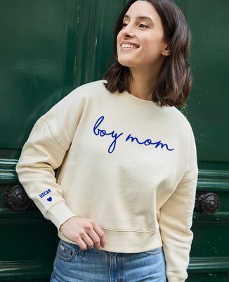 Women's sweatshirt Boy mom and names on velvet sleeve - Mom's gifts