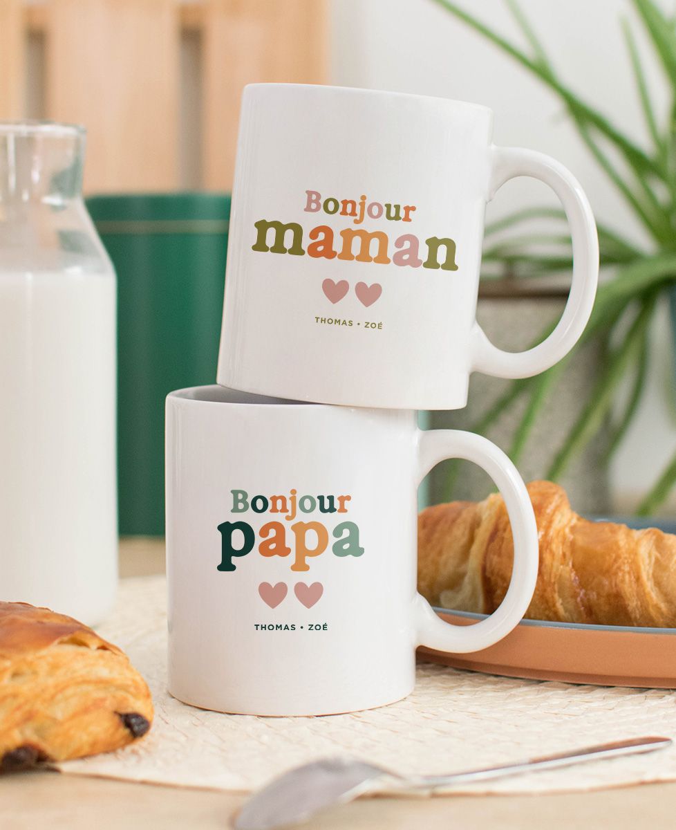 Coffret Duo mugs Bonjour Papa / Bonjour Maman, coeurs et prénoms perso
