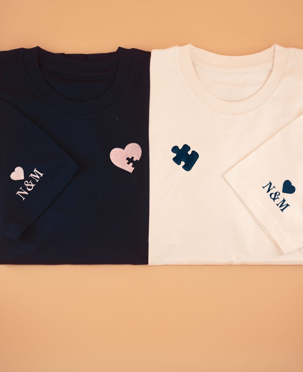 Box Duo T-shirts Heart and puzzle piece embroidered with initials on sleeve - Couple gifts