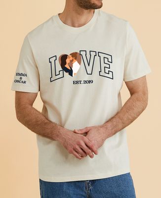 T-Shirt für Männer Illustrierte Liebe und Vornamen auf dem Ärmel - Geschenke für Paare, Geschenke Paar Frau, Geschenke Paar Mann