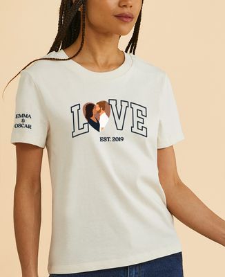 T-Shirt Frau Illustrierte Liebe und Vornamen auf dem Ärmel - Geschenke für Paare, Geschenke Paar Frau, Geschenke Paar Mann