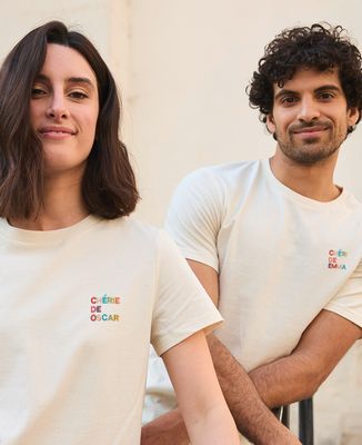 T-shirt femme Chérie de prénom multicolore brodé - Cadeaux Maman, Cadeaux Couple, Cadeaux Couple Femme, Cadeaux Couple Homme