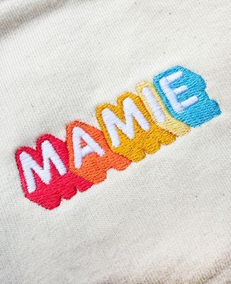 T-shirt femme Mamie multicolore brodé et prénoms arc-en-ciel sur la manche - Cadeaux Mamie