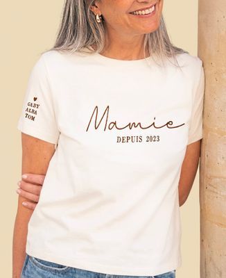 T-shirt femme Mamie depuis date et prénoms brodés sur la manche - Cadeaux Maman, Cadeaux Mamie