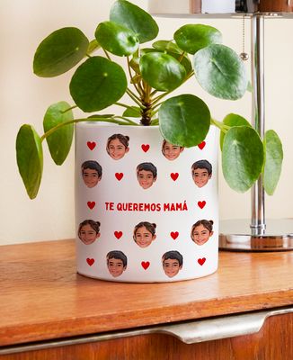 Maceta Caras de niños y corazones de colores personalizados