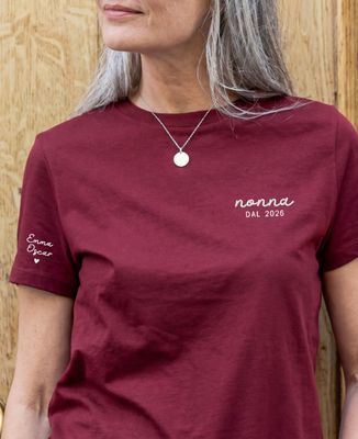 T-shirt per lei Nonna dalla data ricamata sul cuore e nomi sulla manica - Regali per la mamma, Regali per il nonno, Regali per la nonna