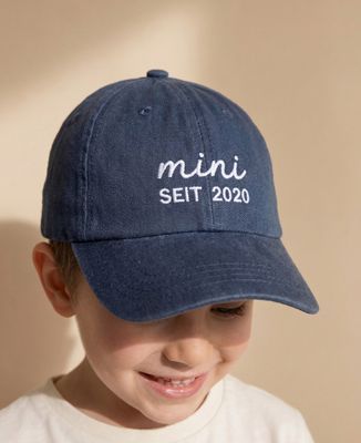 Mütze Kind Mini seit Datum auf das Herz gestickt und Vornamen auf den Ärmel