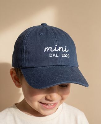 Berretto per bambini Mini dalla data ricamata sul cuore e nomi di battesimo sulla manica