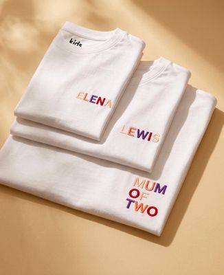 Geborduurde voornaam in donker meerkleurig