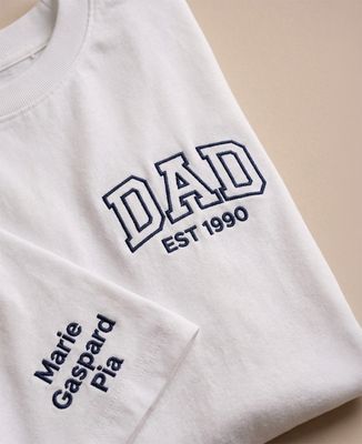 T-Shirt für Männer Geschwungener Dad und Vorname der Kinder auf dem Ärmel - Papa-Geschenke
