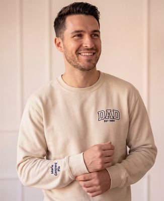 Sweatshirt Mann Geschwungener Dad und Vorname der Kinder auf dem Ärmel - Papa-Geschenke