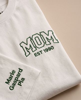 T-Shirt Frau Geschwungene Mom und Vorname der Kinder auf dem Ärmel - Geschenke Mama