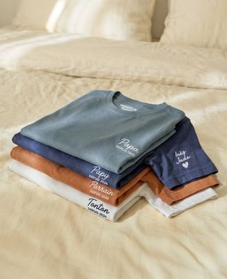 T-shirt homme Texte perso depuis date brodé sur le coeur et prénoms sur la manche - Cadeaux Frère, Cadeau Soeur, Cadeaux Couple, Cadeaux Couple Homme