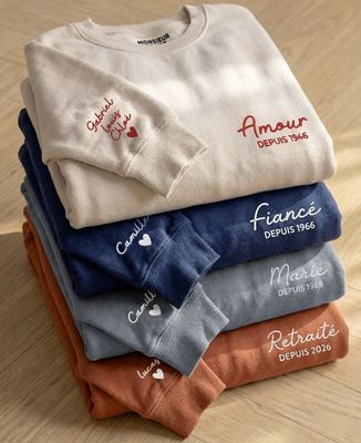 Sweatshirt homme Texte perso depuis date brodé sur le coeur et prénoms sur la manche - Cadeaux Frère, Cadeau Soeur, Cadeaux Couple, Cadeaux Couple Homme
