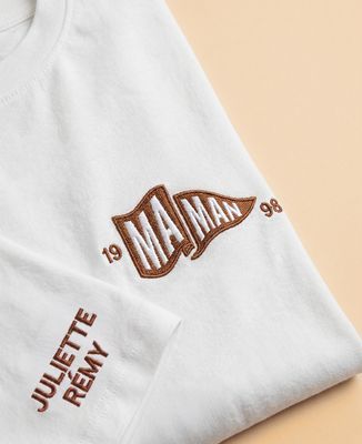T-shirt femme Maman drapeau avec date perso et prénoms sur la manche brodés - Cadeaux Maman, Future Maman