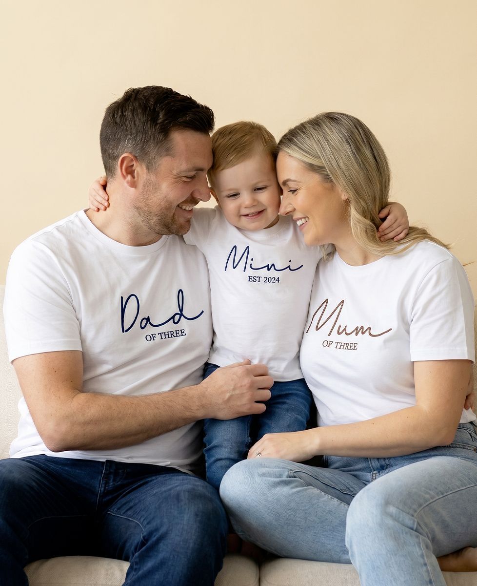 Coffret T-shirts Dad, Mum, Mini et date brodés personnalisés - Cadeaux Papa, Cadeaux Maman