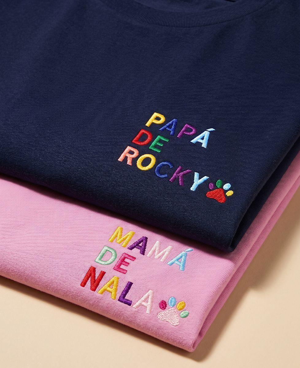 Caja Pareja de camisetas con el nombre de la mascota mamá / papá con la pata bordada - Regalos para papá, Regalos para mamá, Animales