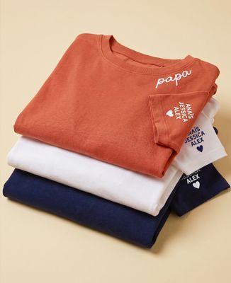 T-shirt homme Papa sur le col et prénoms sur la manche effet velours - Cadeaux Papa, Cadeaux Maman, Future Maman
