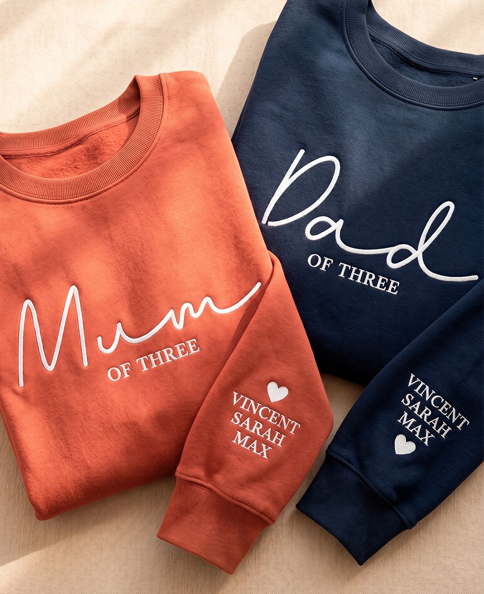 Coffret Duo Sweatshirts Dad of/Mum of et prénoms brodés sur la manche - Cadeaux Papa, Cadeaux Maman