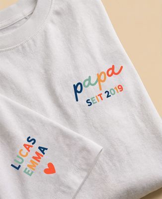 T-Shirt für Männer Papa von Vornamen seit Datum und Vornamen auf dem Ärmel mehrfarbig - Papa-Geschenke