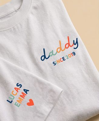 Men's T-Shirt Daddy's first names since date and first names on multicolored sleeve - Gifts for Dad