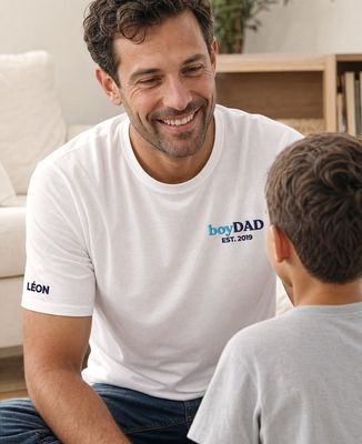 T-Shirt für Männer Boy Dad auf dem gestickten Herz und Vorname auf dem Ärmel - Papa-Geschenke