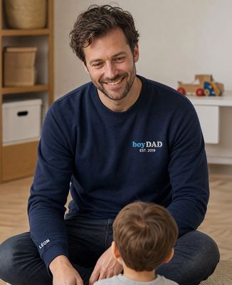 Sweatshirt Mann Boy Dad auf dem gestickten Herz und Vorname auf dem Ärmel - Papa-Geschenke