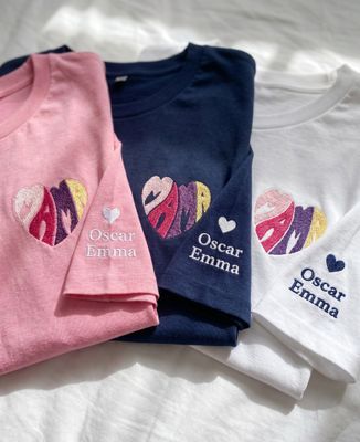 T-shirt femme Mama en forme de coeur multicolore et prénoms brodés - Cadeaux Maman, Future Maman