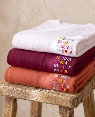 T-shirt per lei Nomi ricamati multicolore della nonna - Regali per il nonno, Regali per la nonna