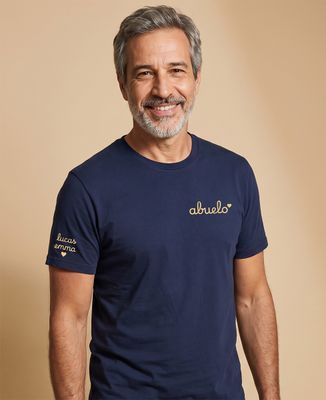 Abuelo expositor con un corazón bordado