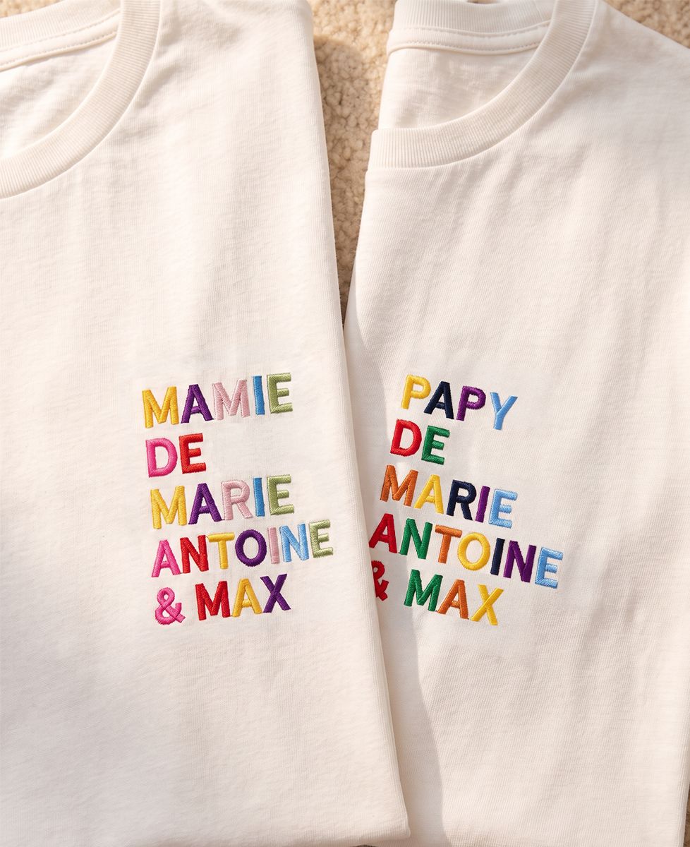 Coffret Duo T-shirts Papy/Mamie de prénoms multicolores brodé - Cadeaux Papy, Cadeaux Mamie