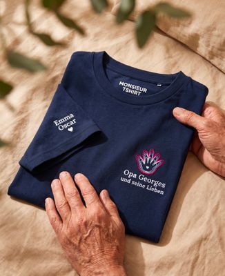 T-Shirt für Männer Opa – Fußabdrücke und Vornamen der Enkelkinder, gestickt - Geschenk Opa