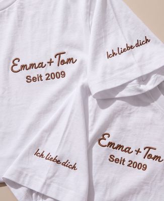 T-Shirt für Männer Vornamen und gestickter Text auf dem Ärmel - Geschenke für Paare