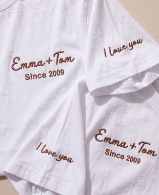 Men's T-Shirt First names and embroidered text on the sleeve - Couple gifts