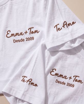 Camiseta para hombre Nombres y texto bordado en la manga - Regalos para parejas