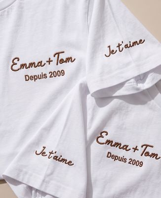 T-shirt homme Prénoms et texte brodé sur la manche - Cadeaux Couple
