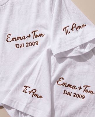 T-shirt per lui Nomi e testo ricamati sulla manica - Regali per coppie