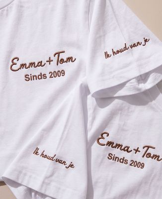 Dames-T-shirt Voornaamen en geborduurde tekst op de mouw - Geschenken voor koppels