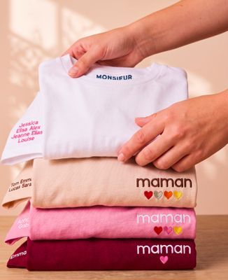 T-shirt femme Maman avec coeurs brodés par enfant et prénoms sur la manche - Cadeaux Maman