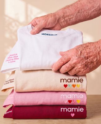 T-shirt femme Mamie avec coeurs brodés par enfant et prénoms sur la manche - Cadeaux Mamie