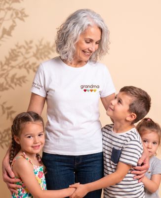 Women's T-Shirt Grandma's shirt with hearts embroidered by the children and their first names on the sleeve - Grandma's gifts